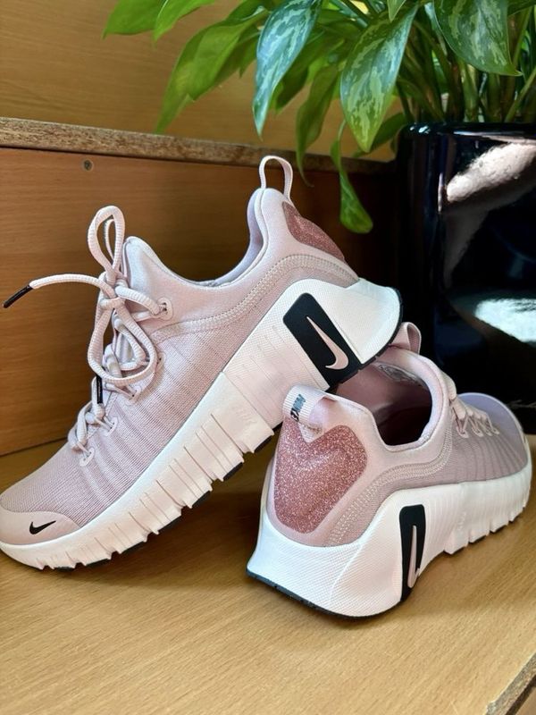 Женские кроссовки NIKE ОРИГИНАЛ 39 размер
