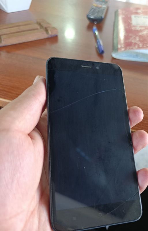 Redmi 4A sotiladi Telefon qotmaydiShishasida treshina bor ishlashiga h Redmi 4A sotiladi Telefon qotmaydiShishasida treshina bor ishlashiga h