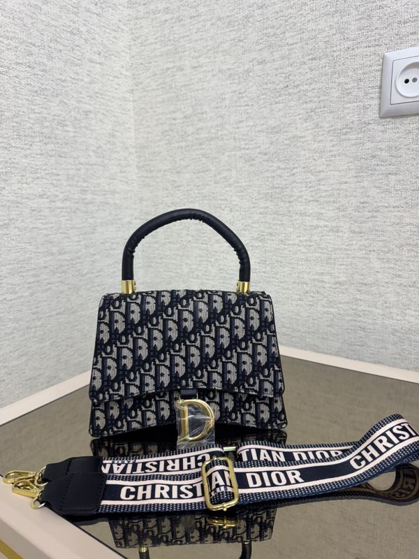 Сумочка в стиле Dior , имеется длинный ремешок