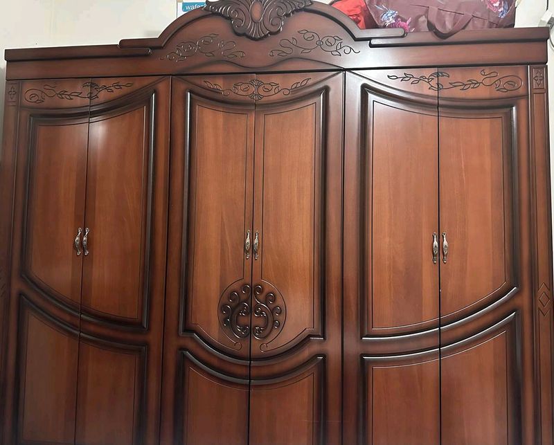 yangi kam tutilgan shkaf sotiladi