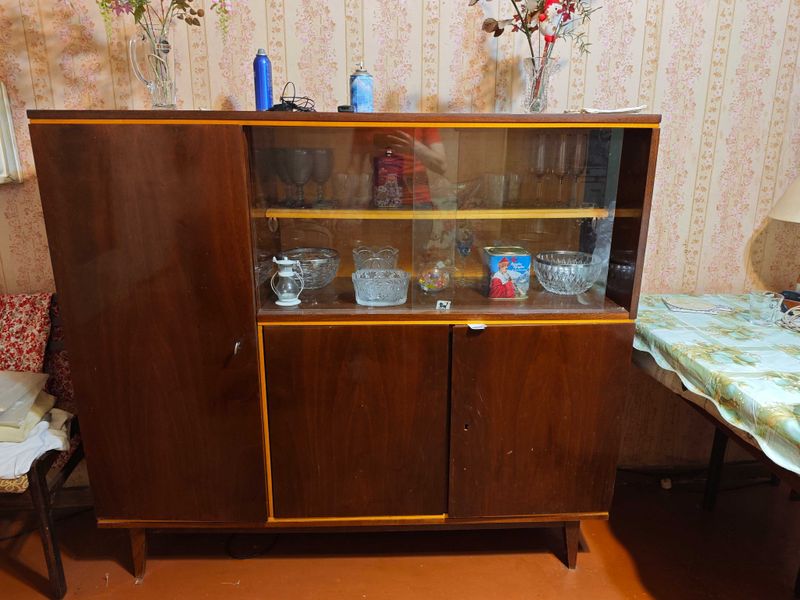 Продаётся мебель б/у - кровати, сервант, полки, тумба Продаётся мебель б/у - кровати, сервант, полки, тумба