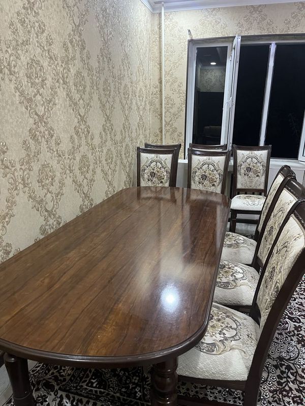 Продается гостинный стол и стулья