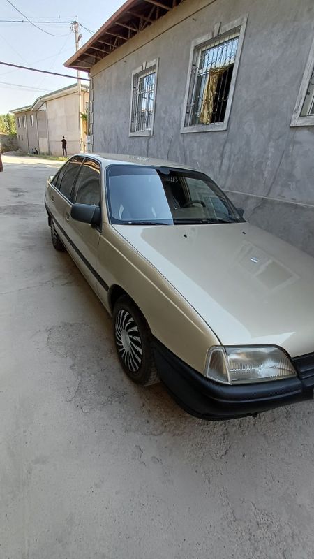 Opel omega a 2.0 srochno sotiladi Opel omega a 2.0 srochno sotiladi