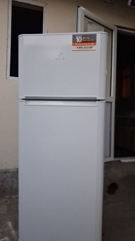Срочно продаётся холодильник Indesit Срочно продаётся холодильник Indesit