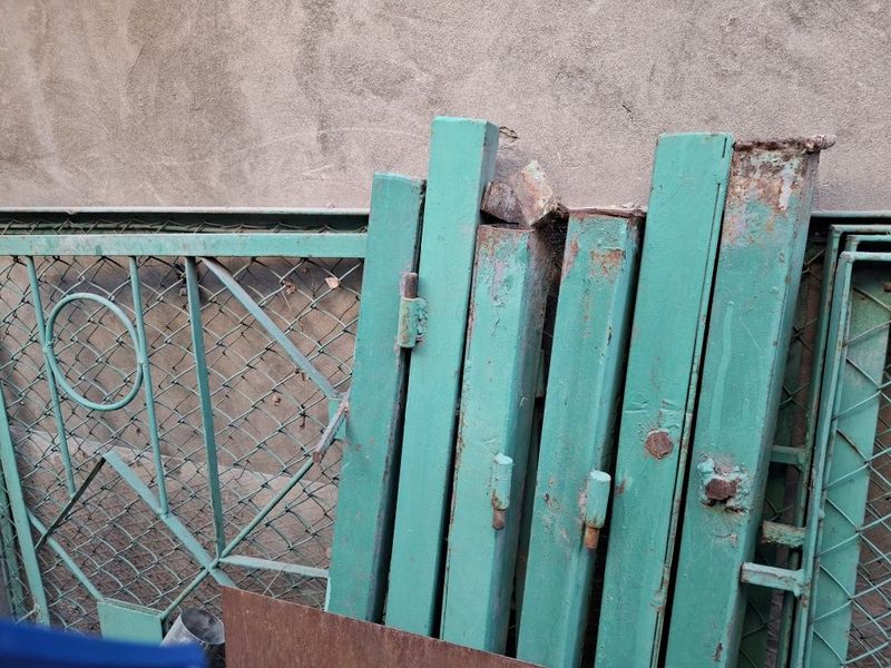 Продам забор ограждения,стулья воротами.