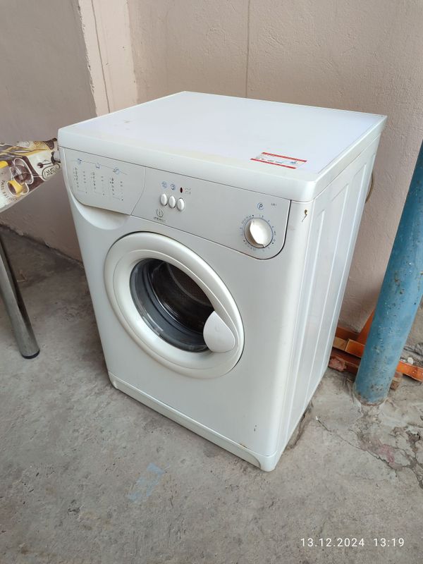 Итальянская стиральная машина Indesit W81 EX