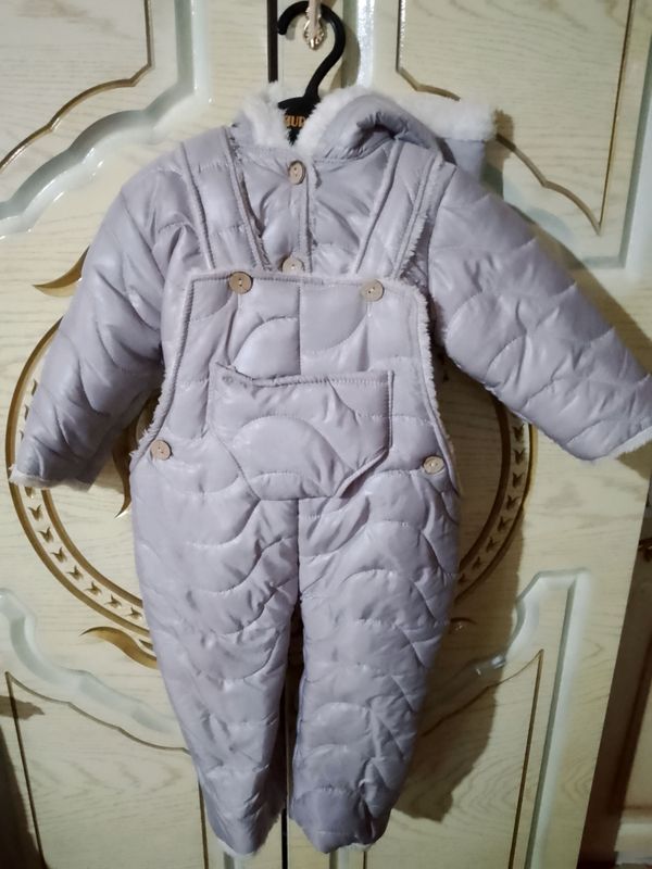 1 yoshgacha boʻlgan bolalar kiyimi sotiladi. 1 yoshgacha boʻlgan bolalar kiyimi sotiladi.