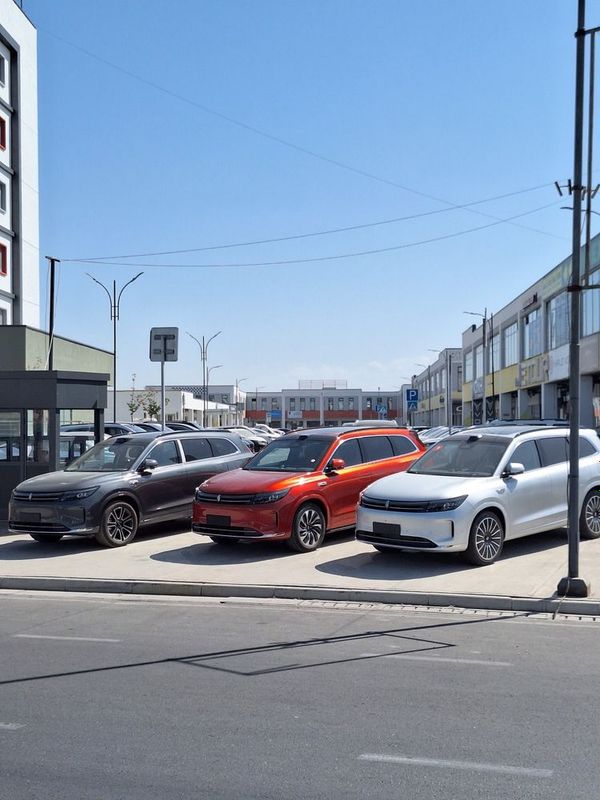 Aito M7 oq qora qizil ranglari bor 2024 yili