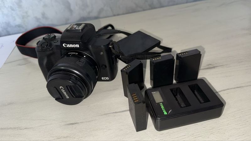 Canon EOS M50 4 ta batareya + sumka 64 Fleshka + boya Mic Canon EOS M50 4 ta batareya + sumka 64 Fleshka + boya Mic