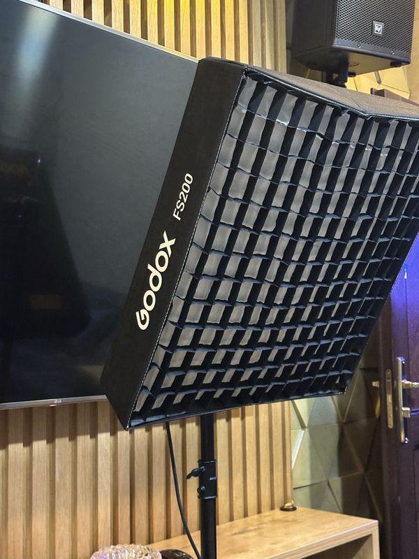 Godox KNOWLED F200Bi Bi-Color LED Light Panel (2.1 x 2.1') Godox KNOWLED F200Bi Bi-Color LED Light Panel (2.1 x 2.1')