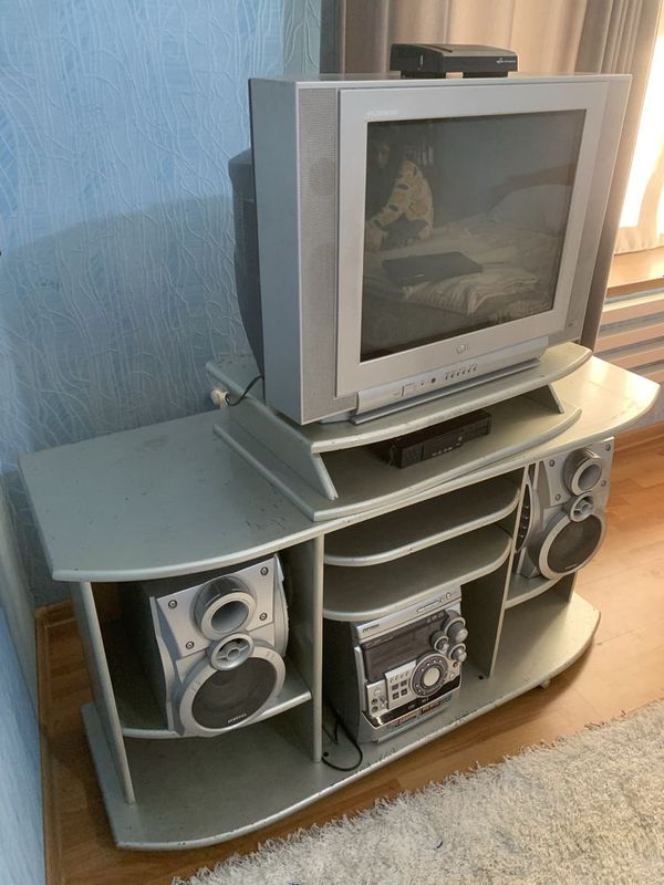 komplekt sotiladi televizor,2ta tuner,musiqa stansiyasi,stoyka komplekt sotiladi televizor,2ta tuner,musiqa stansiyasi,stoyka