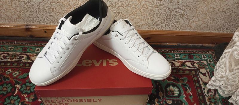 Продается кроссовки Levi's Men's Carter Sneaker