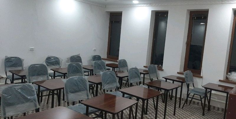 Oʻquv markazi uchun stol stullar toʻplami