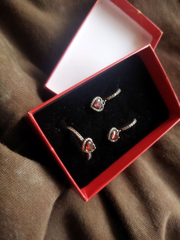 Серебряное кольцо и серебряные серьги Pandora Серебряное кольцо и серебряные серьги Pandora