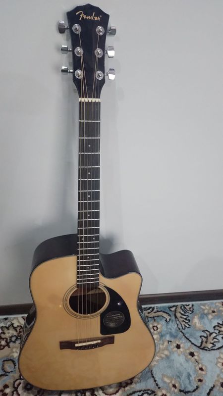 Gitara sotiladi narxini kelishamiz