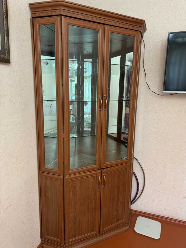 Угловой шкаф сервант. Сервант бурчак шкаф. Срочно сотилади. Угловой шкаф сервант. Сервант бурчак шкаф. Срочно сотилади.