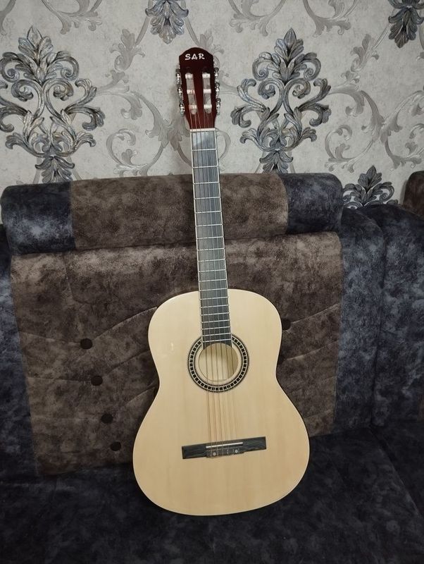 Cllasic gitara sotladi Cllasic gitara sotladi