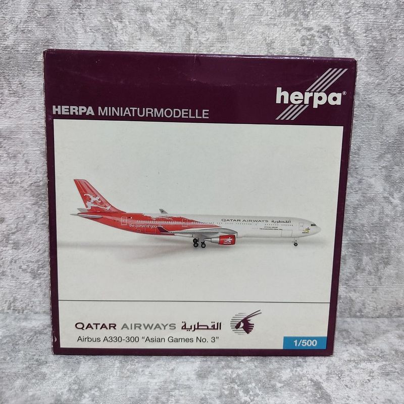 Самолёт модель: Airbus A330-300 Qatar airways ( HERPA оригинал) 1/500