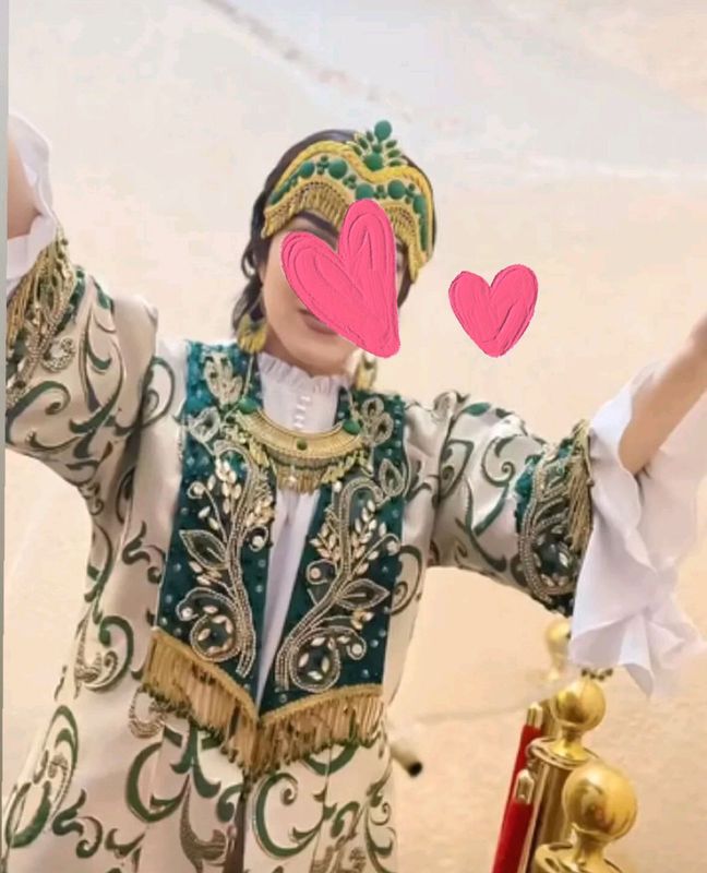 Qiz bazmi uchun ansambl: chopon, bazovy, tillaqosh