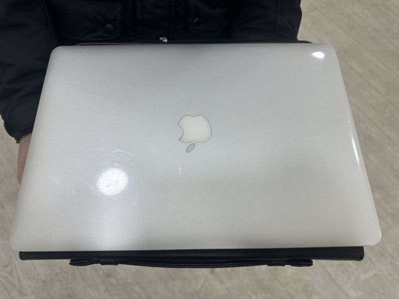 Mac book eskiro madel zapchasga sotiladi