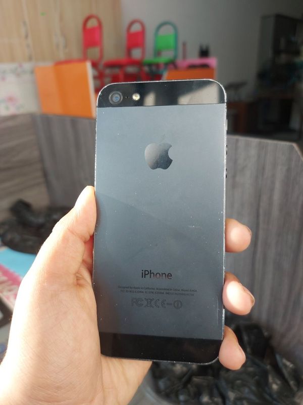 Iphone 5 holati yaxshi icouldga tushub qolgan hech qayti qirilmagan