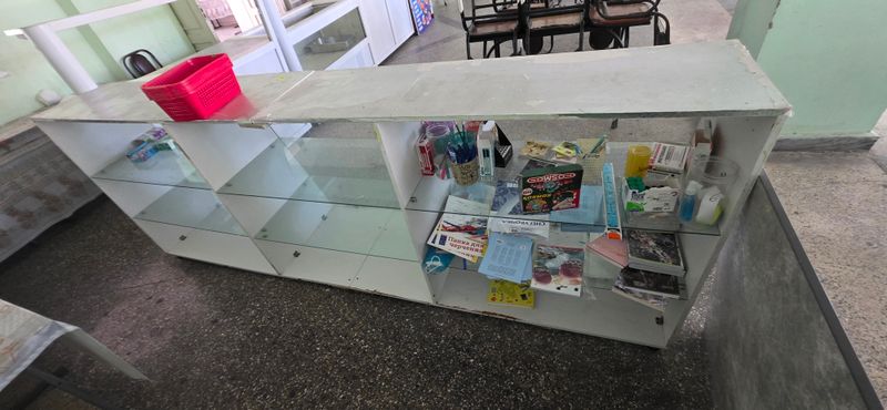 vitrina oynali uzunlihi 3 metr xolati yaxshi vitrina oynali uzunlihi 3 metr xolati yaxshi