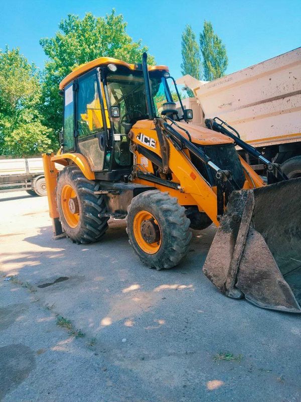 Продаются два самосвала SHACMAN и экскаватор погрузчик JCB Продаются два самосвала SHACMAN и экскаватор погрузчик JCB