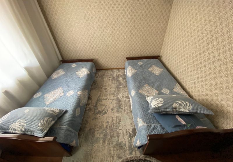 Bir kishilik ikkita divan, kravat