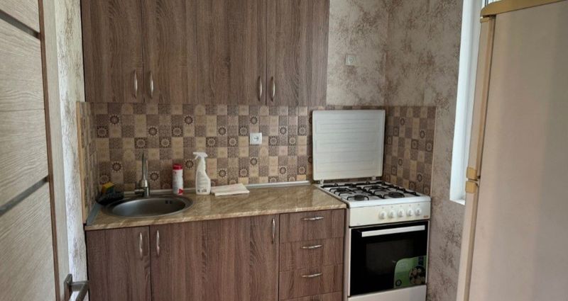 Метро Мирзо Улугбек 1/1/4 Продам 9кв Чиланзар