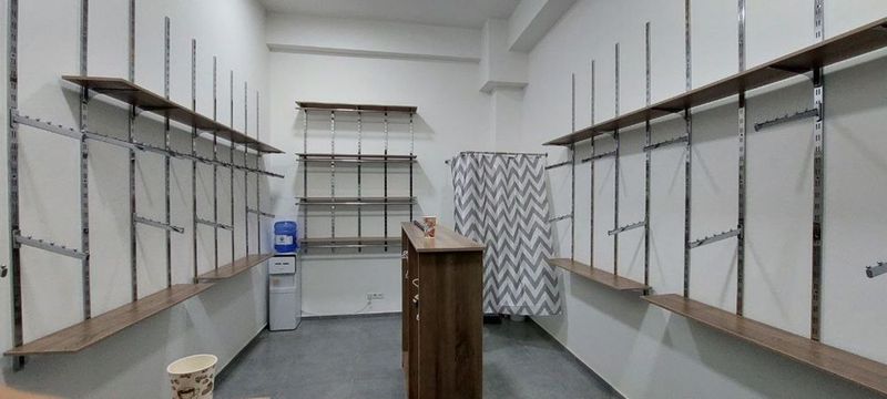 Продаётся готовый мебел для магазина детской или для семейной одежды !