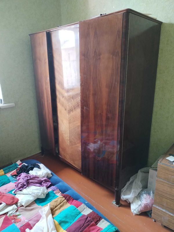 Шкаф платиной полированный в отличном состоянии производитель Румыния. Шкаф платиной полированный в отличном состоянии производитель Румыния.