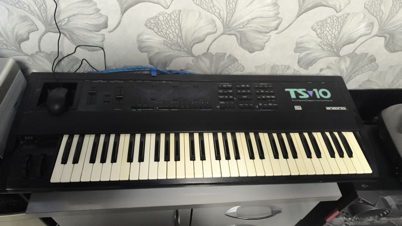 Ensoniq TS 10 сотилади