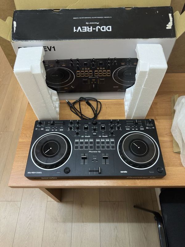 Контроллер Pioneer DDJ-REV1 Контроллер Pioneer DDJ-REV1