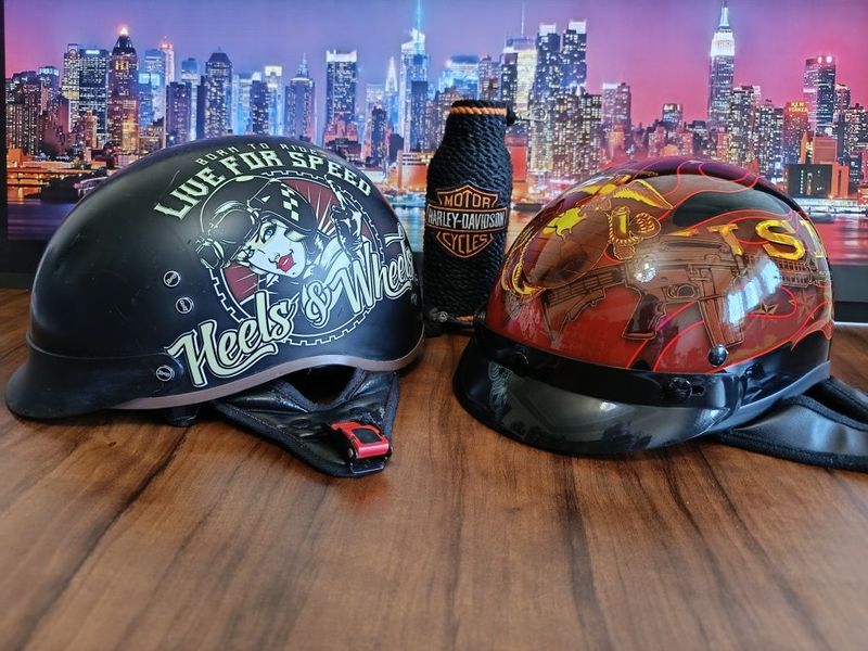 Два шлема+чехол на бутылку от Harley Davidson Два шлема+чехол на бутылку от Harley Davidson