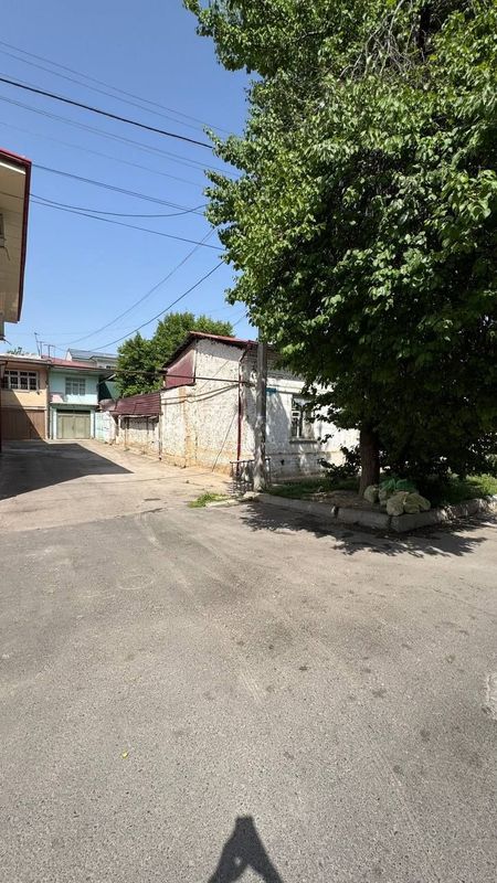 Шайхонтохур Комолон кафе ва Таможенный институт оралигида участка Шайхонтохур Комолон кафе ва Таможенный институт оралигида участка