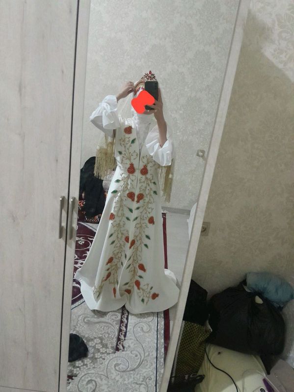 Hammasi yangi bir martadan kiyilgan libos Hammasi yangi bir martadan kiyilgan libos