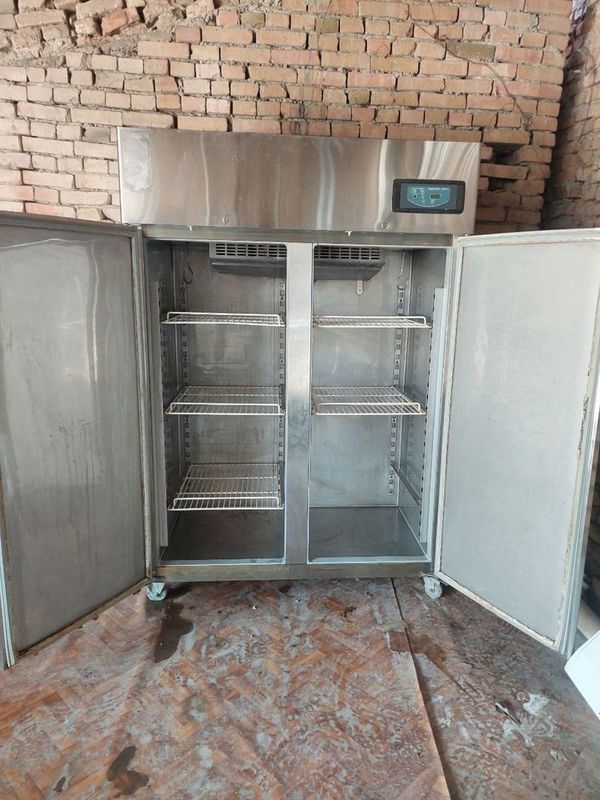 Срочно продам промышленный холодильник в идеальном состоянии Срочно продам промышленный холодильник в идеальном состоянии