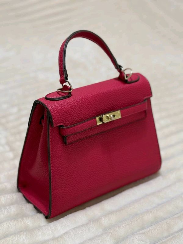 Бренд:Hermes, цвет:малина. Качества:оригинал Бренд:Hermes, цвет:малина. Качества:оригинал