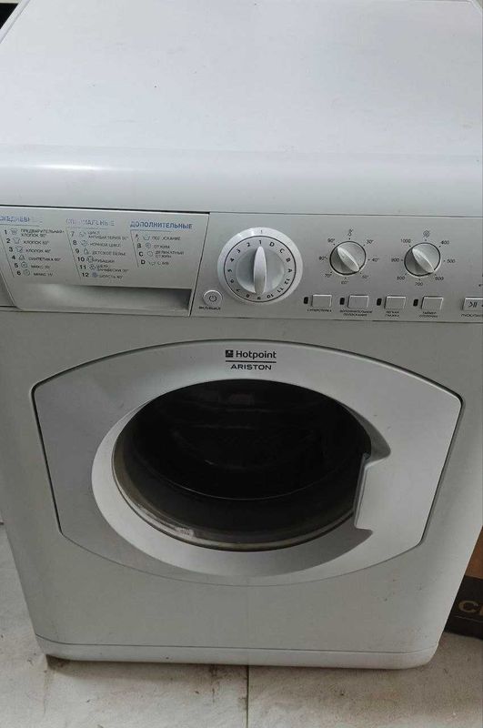 Стиральная машина автомат Hotpoint ARISTON в рабочем состоянии Стиральная машина автомат Hotpoint ARISTON в рабочем состоянии