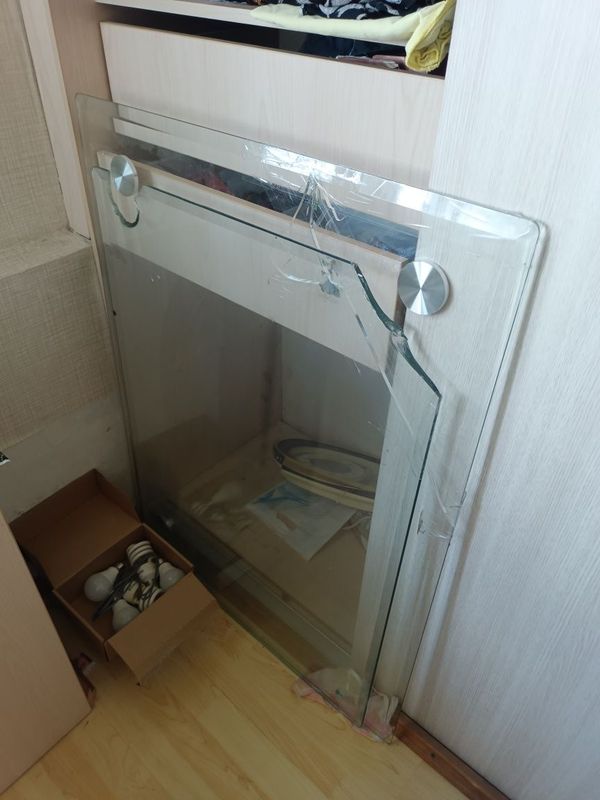 Отдам даром стол стеклянный разобранный Отдам даром стол стеклянный разобранный
