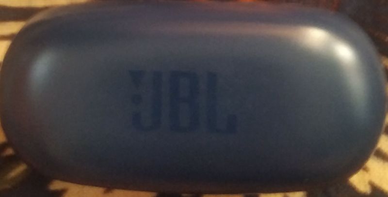 Кейс от беспроводных наушников JBL Кейс от беспроводных наушников JBL