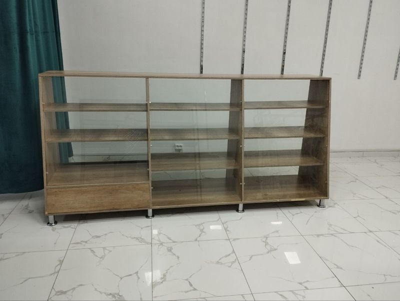 Ветрина продам для магазина 2.5 метра длина Ветрина продам для магазина 2.5 метра длина