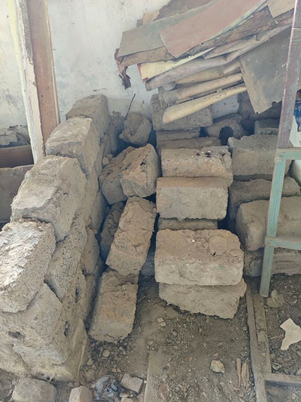 Отдам бесплатно дрова, шлакоблоки, кирпичи Отдам бесплатно дрова, шлакоблоки, кирпичи