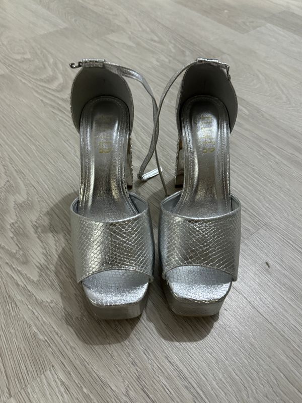 Продается босоножка размером 37