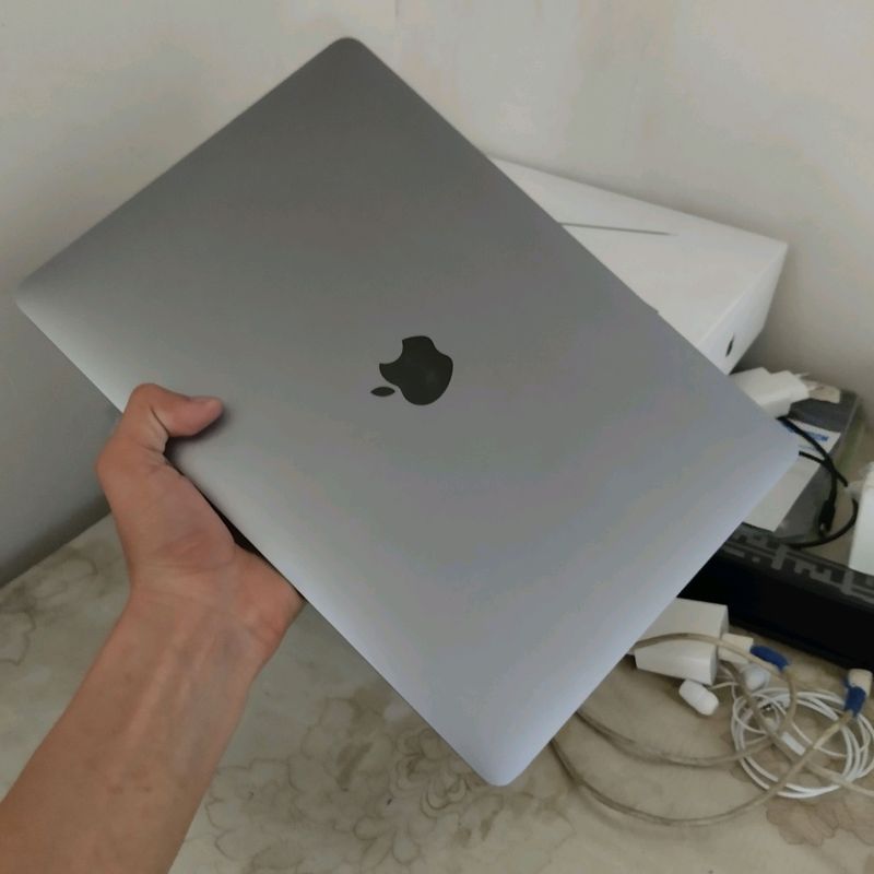 Macbook pro 17 +touch bar Macbook pro 17 +touch bar