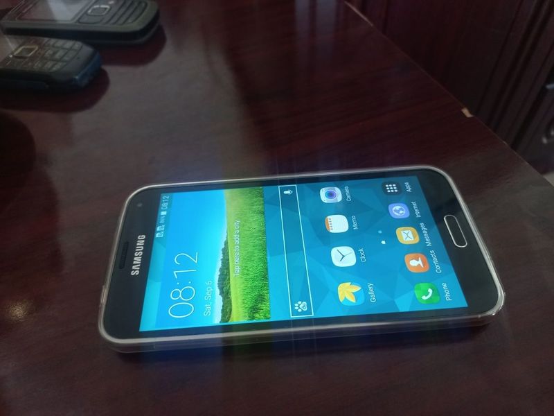 Срочно продаётся телефон Samsung S5 Срочно продаётся телефон Samsung S5
