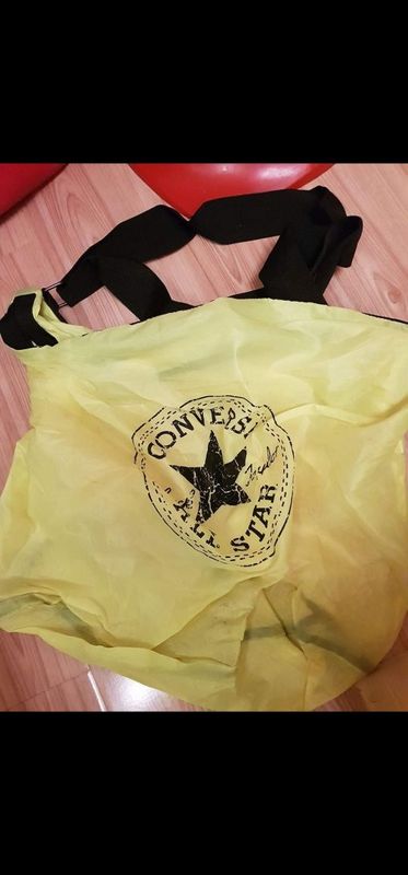 Сумка балоньевая Converse оригинал состояние отличное Сумка балоньевая Converse оригинал состояние отличное