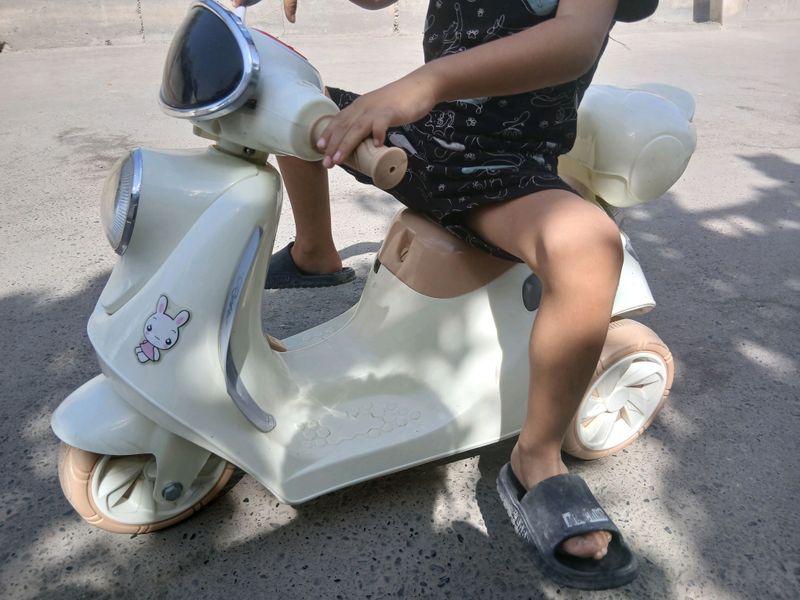Elektroskuter 1-4yosh bolalar uchun.pulti ham bor