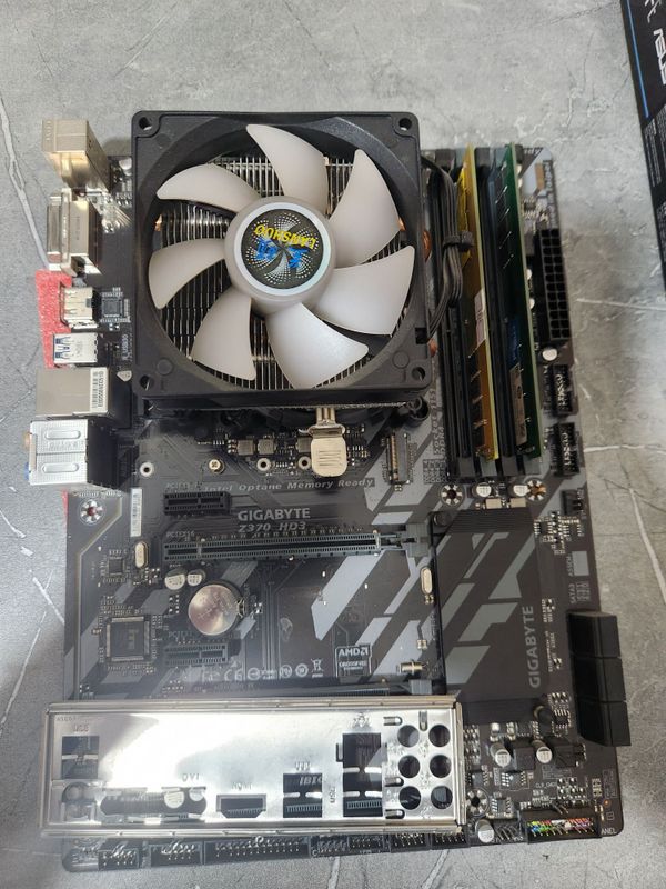 Z370/ i5 9400 /ozu 16Gb ddr4/kuler 2 trubka Z370/ i5 9400 /ozu 16Gb ddr4/kuler 2 trubka