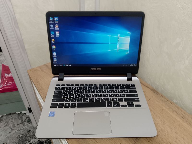 Noutbuk Asus sotiladi Noutbuk Asus sotiladi